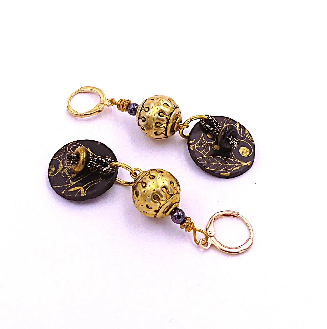 Boucles d'oreilles, laiton doré vieilli, bois peint, fil lurex avec rondelle – photo 3